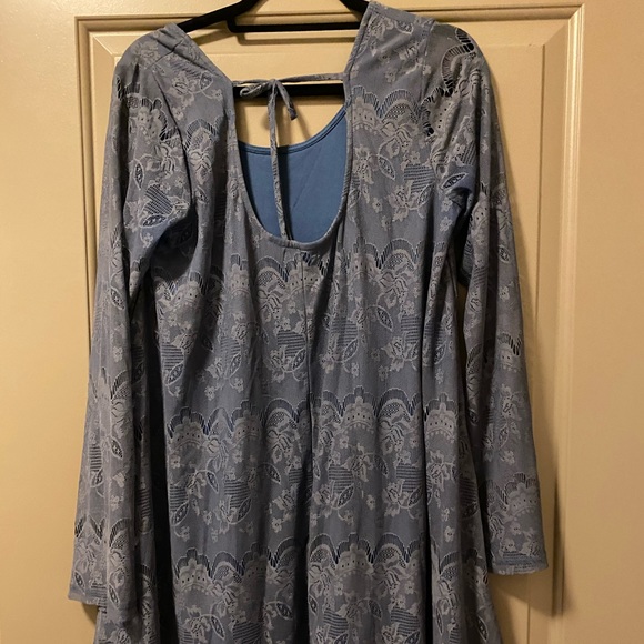 Bell sleeve dress - Picture 3 of 3